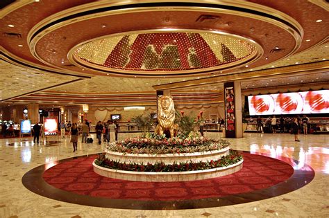 From 95 condo and apartment rentals to 27 hotel rentals, find a unique house rental for you to enjoy a memorable holiday or a weekend with your family and friends. 10 Largest Hotels in the World Where You Can Get Lost ...