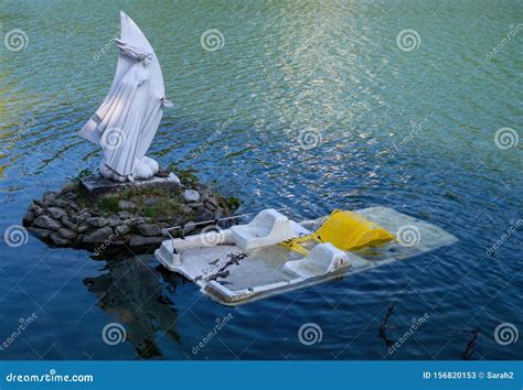Gramolazzo Lake Garfagnana Italy August 9 2019 A Statue Of The