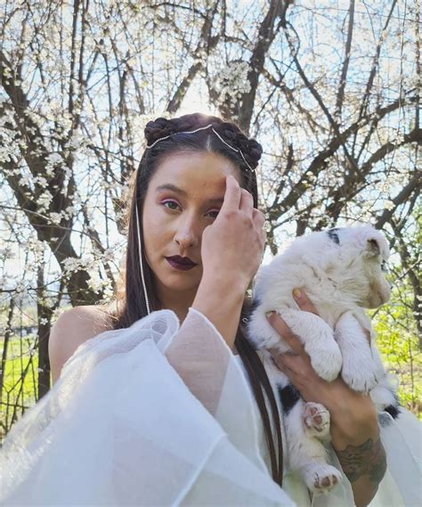 Entre la niebla que oscurece el amanecer azul profundo yo puedo ver y no me deja entender. Denise Rosenthal presentó a su nueva y tierna mascota