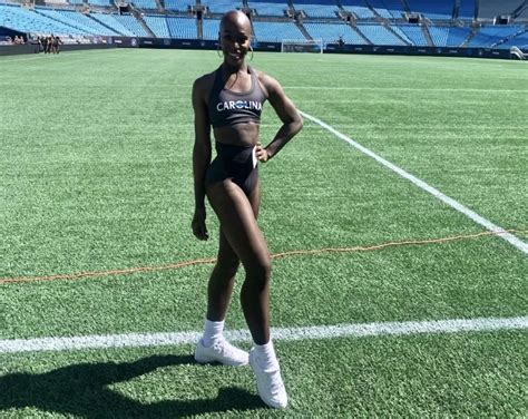 Justine Lindsay Makes History As Nfls First Openly Transgender Cheerleader