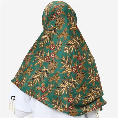 Namun menurut kami, hijau adalah salah satu yang elegan ketika dipakai oleh pria dtambah lagi motifnya pointed collar. Batik Hijau De : Untuk wanita muslimah juga tersedia gamis batik dan juga long dress yang ...