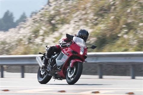 It is a fully fairing bike borrowed style from bigger gt650r. 2013 Hyosung GT250R Review - Top Speed