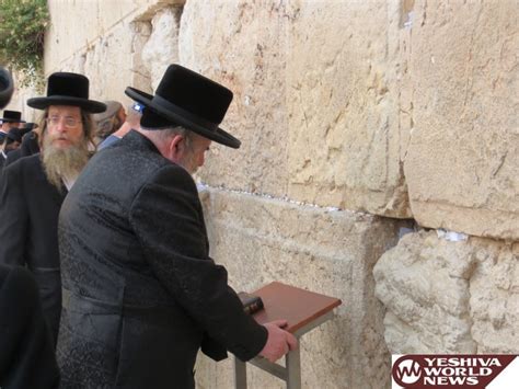 Photo Essay Lelov Rebbe Davening At The Kosel Photos By Jdn The