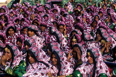 Foto über frauen von den ländlichen gebieten des sultanats oman der warteacces zu einem wahllokal an nationalen wahlen 2003. Wandeln auf den Spuren Sindbads: Eine Reise durch Oman