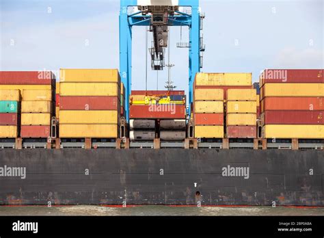 Transtainer Carne Lifting A Shipping Container Stock Photo Alamy