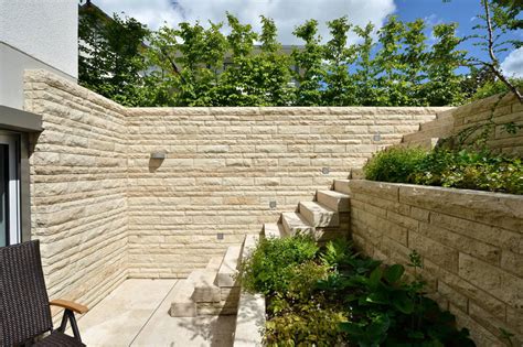 Diese muss natürlich robust und rutschfest sein, um der witterung lange standzuhalten. Gartengestaltung bei Hanglage | 16 Ideen mit Bildern für ...