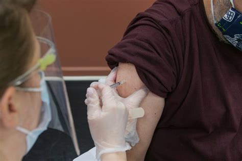 Der impfstoff von johnson & johnson ist seit märz 2021 in europa zugelassen. Corona: Warum es so schwierig ist, den Johnson & Johnson ...