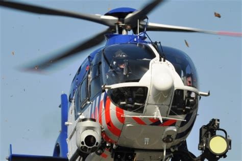 De politiehelikopter vliegt vaak boven rotterdam en assisteert de collega's op de grond. Politiehelikopter boven Weesp voor opnames tv-serie