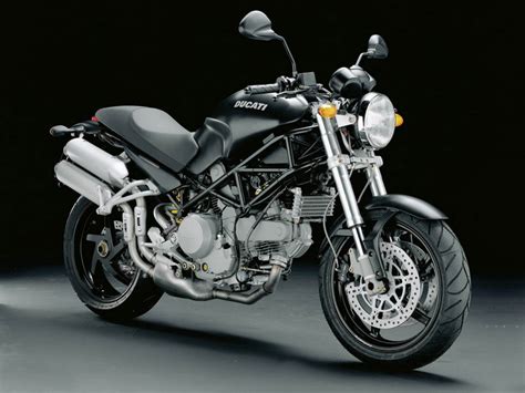 On the new monster, sitting still is comfortable and secure, thanks to the 820mm seat height, which can be lowered to 800mm with the available accessory seat and up to 775mm with the suspension spring kit. Ducati 800 MONSTER S2R 2007 - Fiche moto - Motoplanete