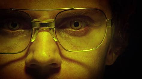 Vídeo impressiona ao comparar cena real e ficção do caso Jeffrey Dahmer