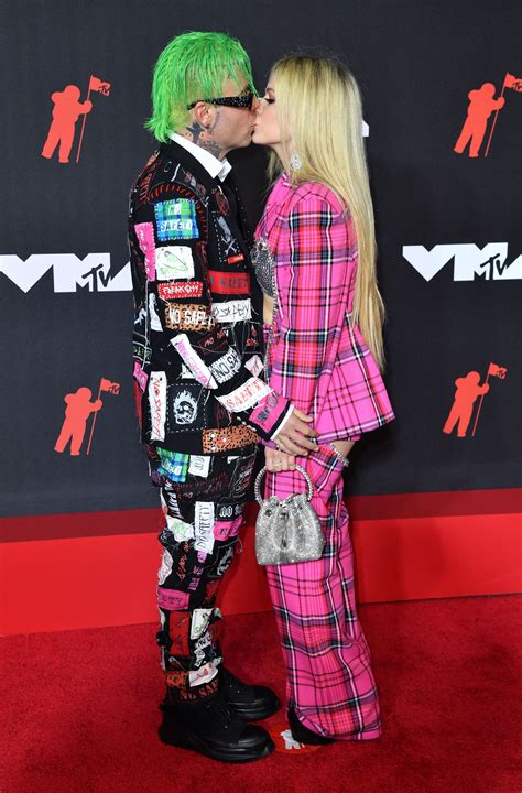 Avril Lavigne And Mod Sun Pack On The Pda At 2021 Vmas