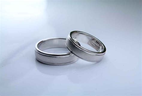 Supaya dia tidak perlu melepasnya untuk mendapatkan taksiran atau asuransi ketika dia sudah terbiasa memakainya, bereskan urusan ini sebelum anda melamar. Jual Beli Cincin Emas Jogja