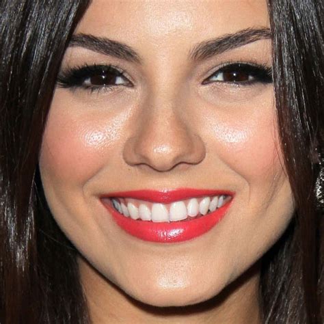 Victoria Justice Makeup Black Eyeshadow And Red Lipstick Steal Her Style