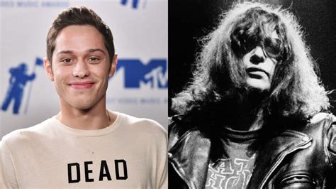 Ο Pete Davidson ως Joey Ramon στο I Slept With Joey Ramone Punked