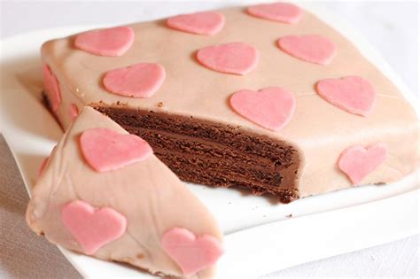 Bekommen habe ich eine decke die so süss ist also soviel zucker hat das man schon fast nene zuckerschock erleidet.die decke schmeckt nach zucker pur mit nem hauch an marzipan aroma.nicht zu empfehlen für leute die marzipan. Ostertorte für die Liebsten | eatbakelove