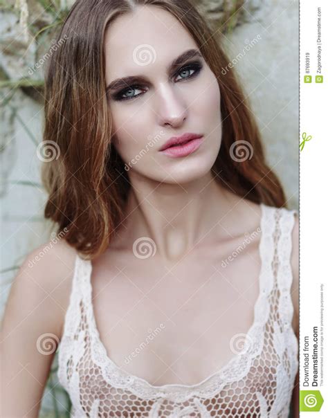 一个美丽的女孩的纵向 库存图片 图片 包括有 方式 魅力 样式 淫荡 妇女 年轻 人力 女性