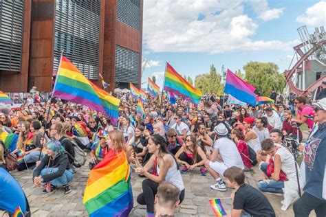 marcha de orgullo lgbt chicos chicas maricas y diversidad de género con banderas arcoiris en el