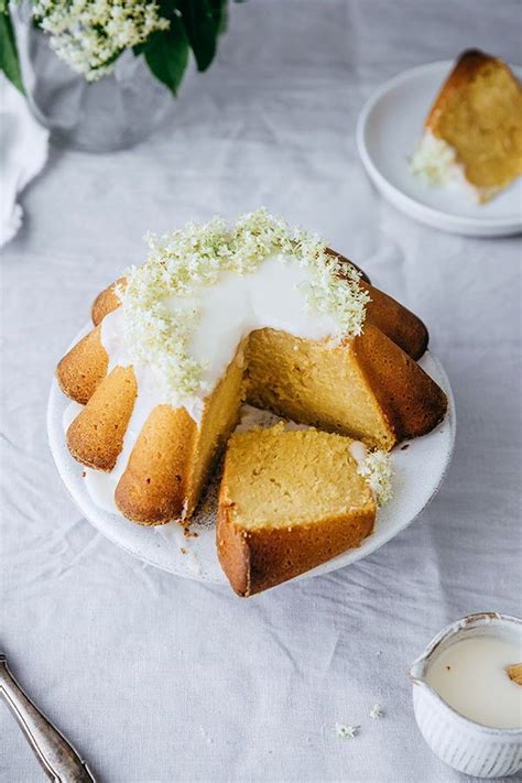 Wir haben die beiden zutaten in einem kuchen vereint und verraten euch das unfassbar leckere rezept. Joghurt-Zitronen-Kuchen mit Holunderblütenguss ...