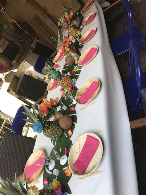 Pin by Céline Brichet on Luau  Luau party, Luau, Table decorations