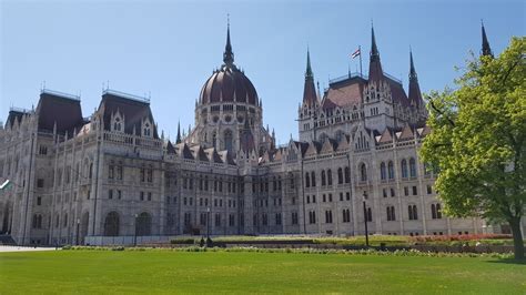 Welcome on the parliament's website for individual visitors! Crests are being replaced on the Hungarian Parliament ...
