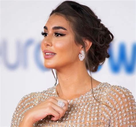 وفي السابق تعرضت النجمة ياسمين صبري للأنتقادات اللاذعة بسبب وزنها الزائد الذي كان يعرضها للكثير من الإحراج على حد قولها، ولكنها استطاعت مؤخرًا أن تصل إلى الوزن المثالي. ياسمين صبري بدون مكياج وتتحدى الجميع - دنيا المشاهير