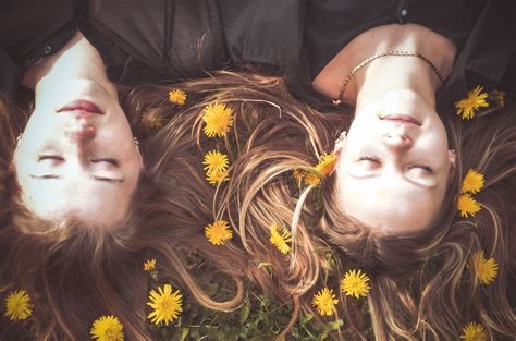 무료 이미지 경치 빛 사람들 식물 소녀 태양 카메라 꽃 초상화 봄 색깔 우정 노랑 레이디 여자 친구