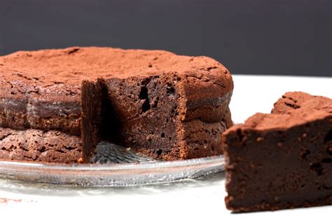 Spritzkuchen mit einem schaumlöffel aus dem fett nehmen, abtropfen lassen und in den sirup geben. Schokoladen-Masala-Kuchen mit Espresso-Sirup - Pias Deli