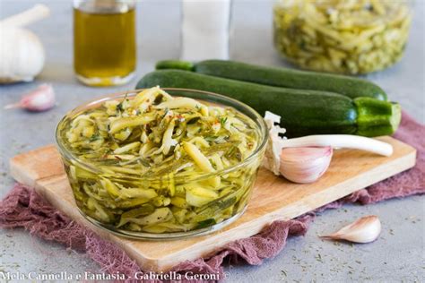 Ecco come farla, passo dopo passo. Zucchine sott'olio ricetta facile e gustosissima