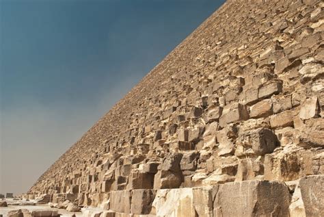 10 Images That Show How Massive The Great Pyramid Of Giza Really Is
