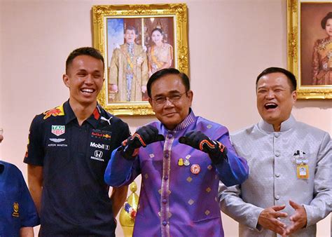 'อนุทิน' ย้ำสัมพันธ์รัฐบาลแน่นปึ้ก ลั่น ทำงานถวายหัว ไม่ต้องมีใครมาเสี้ยม เผย 'ประยุทธ์' หายใจเข้าออกเป็นงาน สั่งงานทางไลน์จนหัวฟู ประยุทธ์ จันทร์โอชา แซว อนุทิน ชาญวีรกูล บอก หมอหนู ก็มี ...