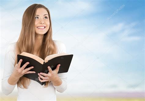 Mujer Feliz Con Biblia — Foto De Stock © Billiondigital 118612980