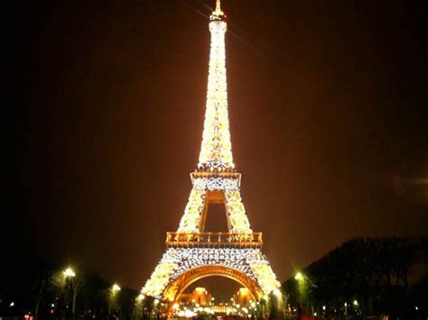 La tour eiffel s'illumine en vert pour fêter la mise en application définitive de l'accord de paris pour le climat. Tour Eiffel très scintillante | Paris, Twitter
