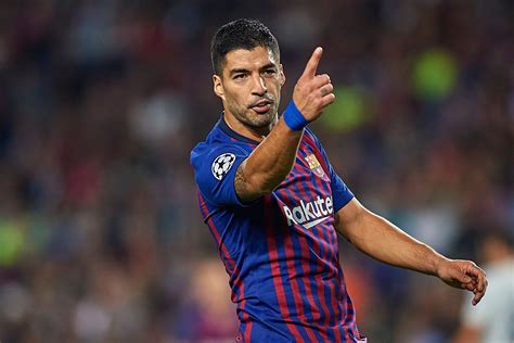 Luis Suarez Scores Hat Trick As Barcelona Humiliate Real Madrid 5 1 In