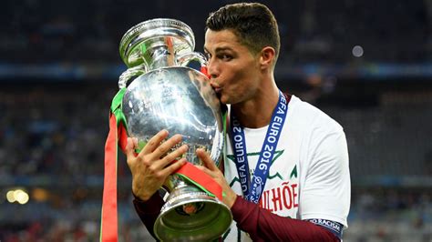 Ronaldo dẫn đầu danh sách vua phá lưới tại uefa euro 2020 ở tuổi 36. Top 5 Vua phá lưới Euro mọi thời đại: Chắc chắn phải có ...