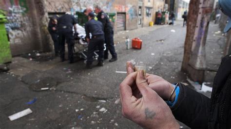 On Cheque Day A Toxic Mix Of Money And Drugs In Vancouvers Downtown Eastside The Globe And Mail