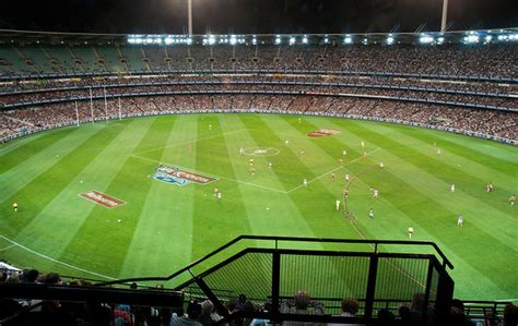 Round 21 collingwood vs port adelaide 2004. MCG AFL: Collingwood Crows vs. Adelaide Magpies (Caw Caw ...