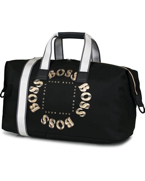 Then this game is for you! BOSS Pixel Circle Weekendbag Black/Gold hos CareOfCarl.com