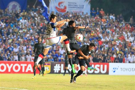 United motors is the exclusive. Lanexang United's Khampheng Sayavutthi (in white) jumps to ...