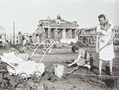 Braniborská brána je jedna z nejznámějších památek berlína. Berlin, Brandenburger Tor am 1 Juni 1945. Das Leben muss ...