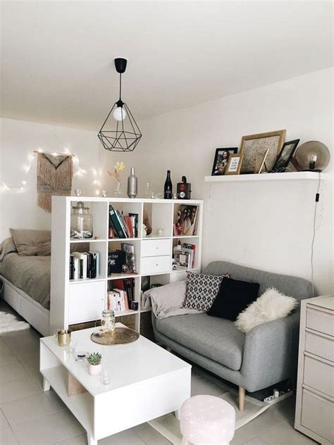 Sofa und sessel werden mit kissen und decken versehen, beistelltische. 21 Ideen für die Dekoration einer kleinen Wohnung mit ...