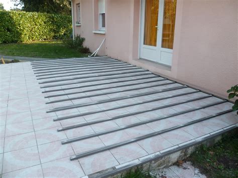 Il s'agit de la pose la plus simple puisqu'elle consiste à poser les lames sans aucun décalage d'une rangée à une autre. Pose de terrasse en composite - Wikilia.fr