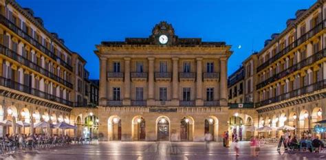 Die mittelalterliche altstadt von san sebastian ist ein labyrinth von gassen voller bars, in denen die weltberühmten pintxos und weine der stadt serviert werden. Altstadt von Donostia / San Sebastián | Kulturgut ...