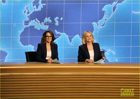Amy Poehler And Tina Fey Throw Back To Their Snl Days While Presenting At Emmy Awards 2023