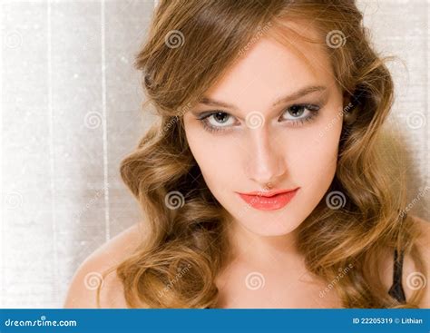 Jeune Femme Blonde Sensuelle Image Stock Image Du Regarder Fermer