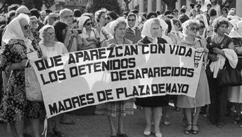 Lo veo en tus ojos, lo oigo en tu boca, y en cada gesto tuyo me nombra. Las Madres de Plaza de Mayo cumplen este domingo cuarenta ...
