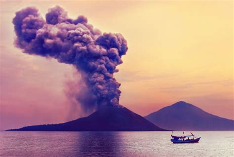 Eruzioni Vulcaniche Lo Tsunami Dellanak Krakatoa Focusit