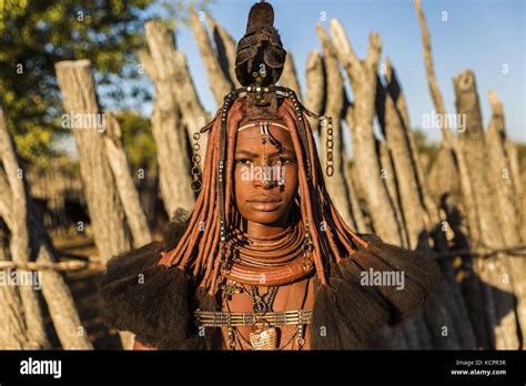 Angola 24 Juillet 2016 Une Femme Himba Une Femme Himba Portant La