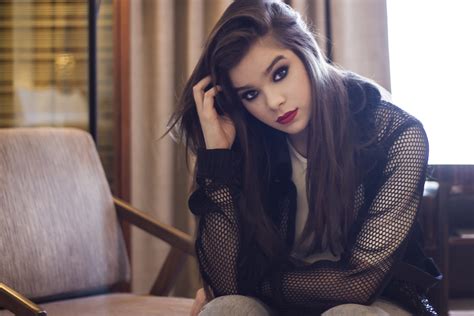 1920x1080 Hot Hailee Steinfeld Portrait 2017 1080p Laptop Full Hd