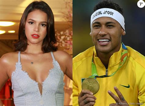 Bruna marquezine was spotted on holiday with her footballer boyfriend neymar in brazil this week, looking super stylish as she boarded a boat. Bruna Marquezine e Neymar em um final de semana de ouro ...