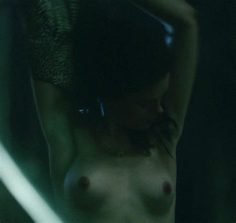 Katia Winter Desnuda En Arena